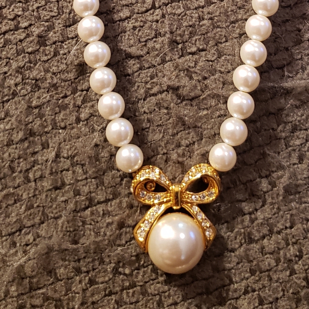 - Vintage Napier faux pearl bow with rhinestones choker